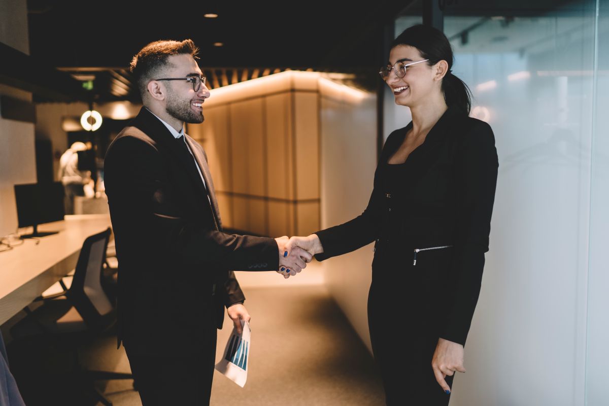 Un freelance serre la main à une cliente
