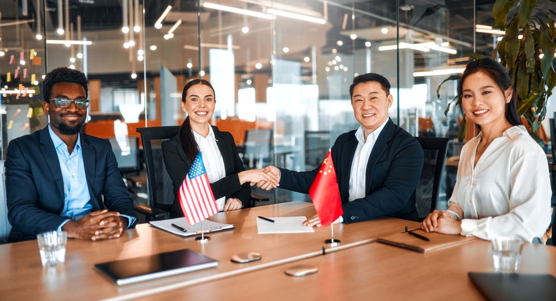 Des salariés réunies autour de drapeaux