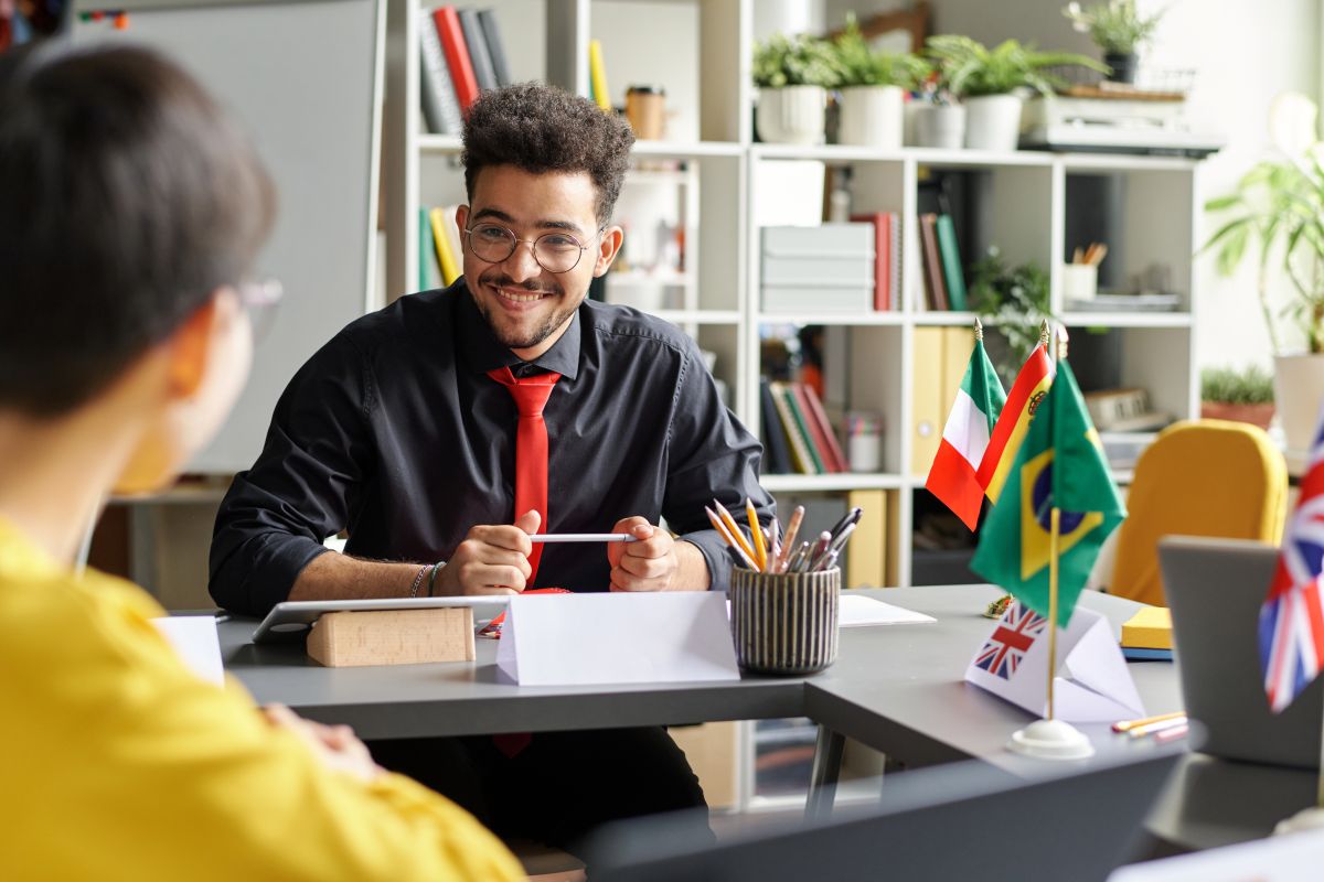 Deux salariés discutent dans un bureau