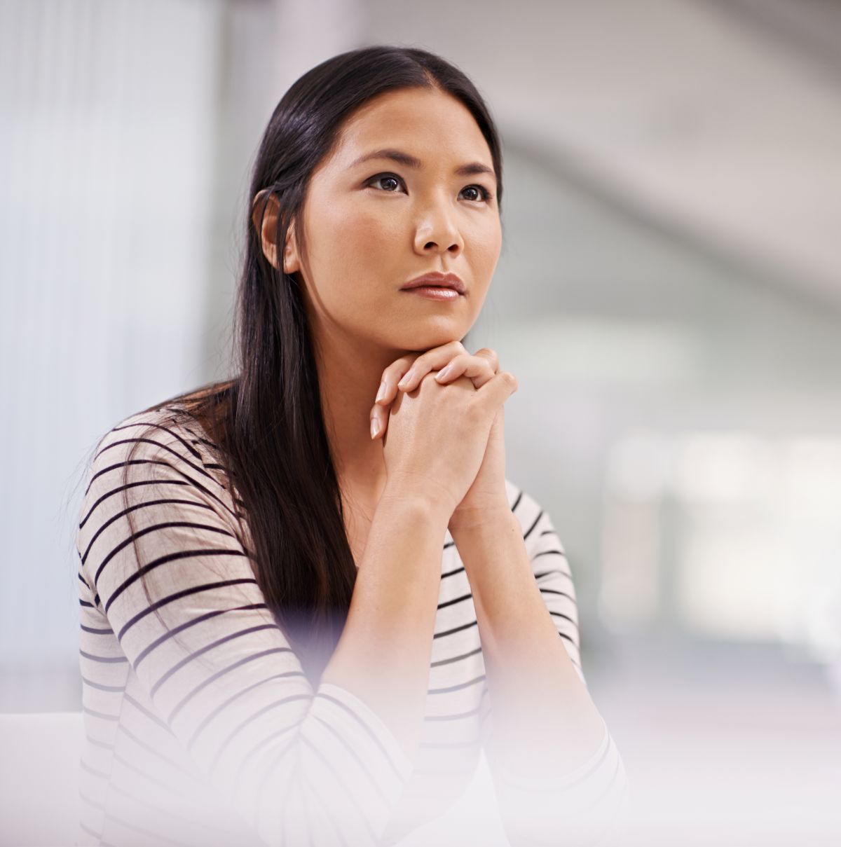 Une freelance assise l'air pensive