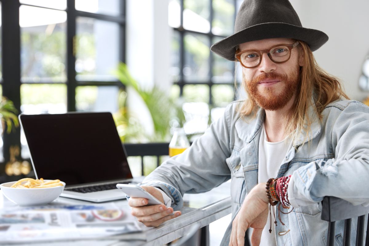 Un entrepreneur travail sur son ordinateurs