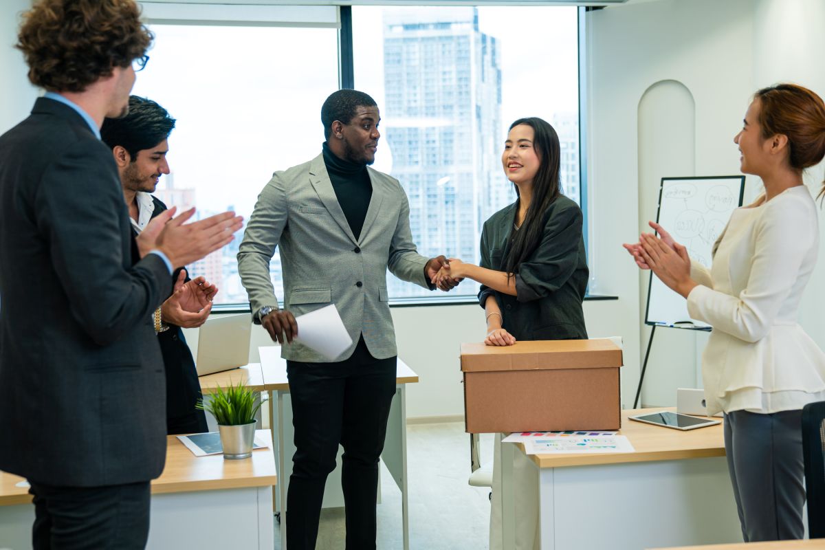 Un entrepreneur discute avec des collègues