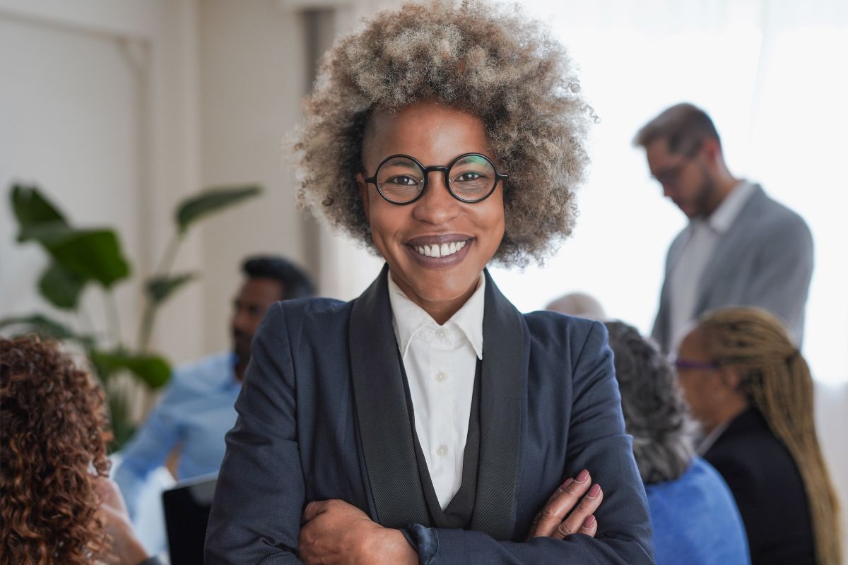 Femme d'affaires souriant devant la caméra dans un bureau moderne 