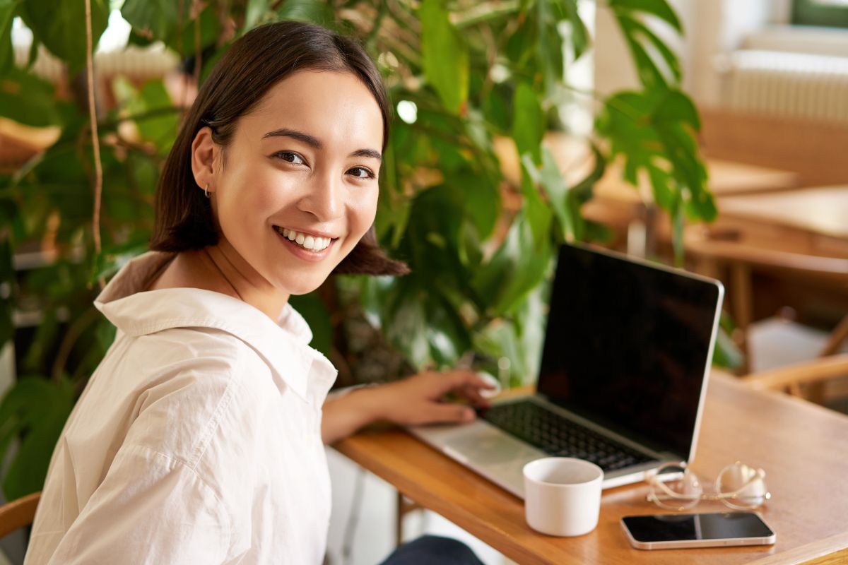 Une freelance sur son PC