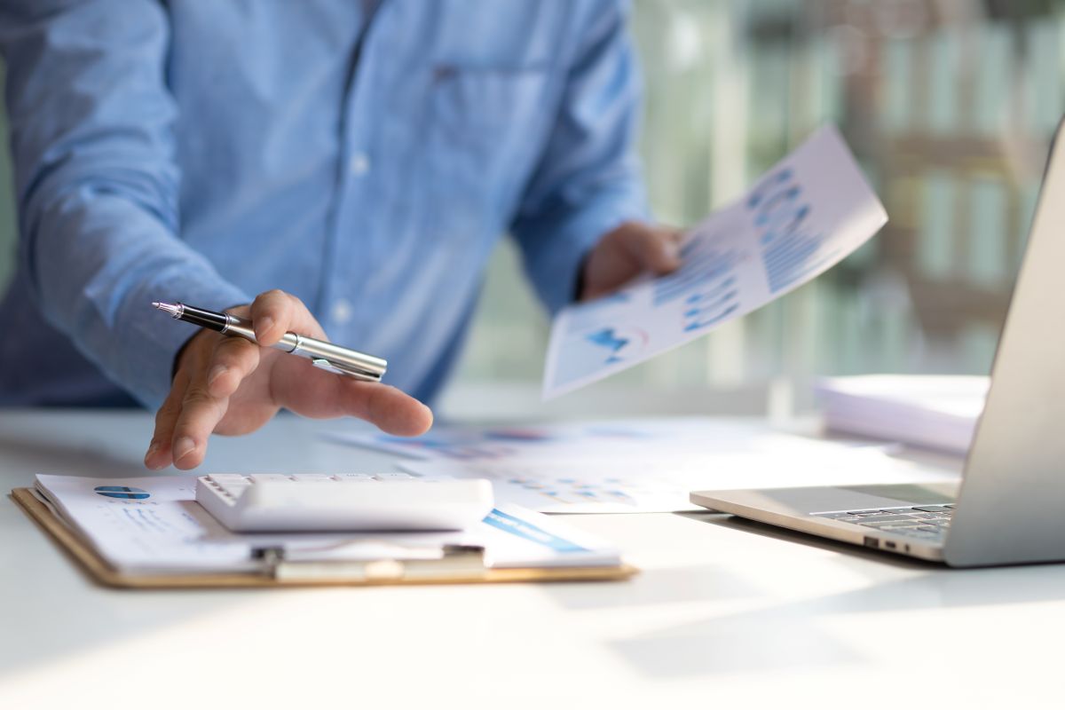 Un homme fait son bilan comptable