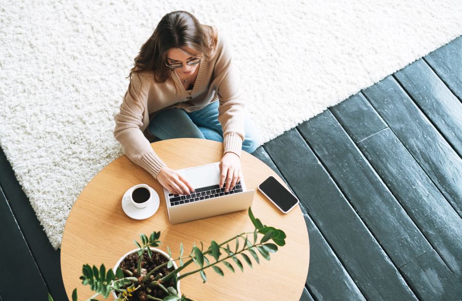 Jeune femme utilisant un ordinateur portable dans un café