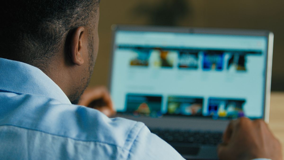 Un homme fait une recherche sur internet